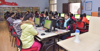 Las alumnas, durante las clases financiadas con el proyecto "Firefly"