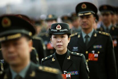 Delegados militares llegan a la sesión inaugural de la Asamblea Popular Nacional (APN) en el Gran Palacio del Pueblo de Pekín (China). 