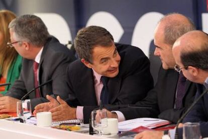 Zapatero conversa con Chaves y Zarrías en la Ejecutiva Federal del PSOE. A la izquierda, Leire Pajín y José Blanco.
