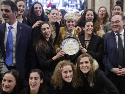 Algunas de las ganadoras del tambor de oro, este lunes en el Ayuntamiento de San Sebastián. 