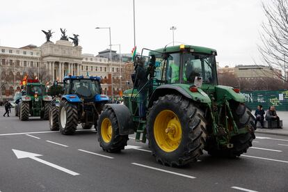 Llegada de una veintena de tractores ante el Ministerio de Agricultura, Pesca y Alimentación, este jueves en Madrid. 