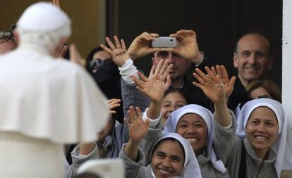 Benedicto XVI saluda a unas monjas en el Vaticano en 18 de abril.