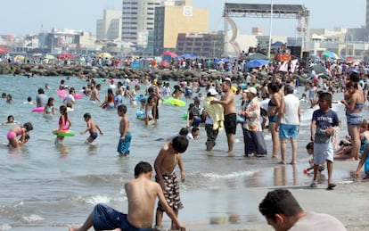 Turistas en una playa de Veracruz, M&eacute;xico, en 2009.