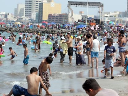 Turistas en una playa de Veracruz, M&eacute;xico, en 2009.