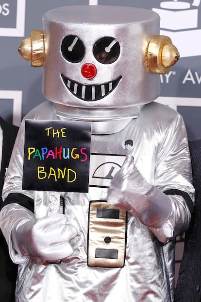 En el apartado de disfraces destaca el de David Sharp, de The Papahugs Band, nominados en la categoría infantil. Al menos este robotito tenía excusa para aparecer así.