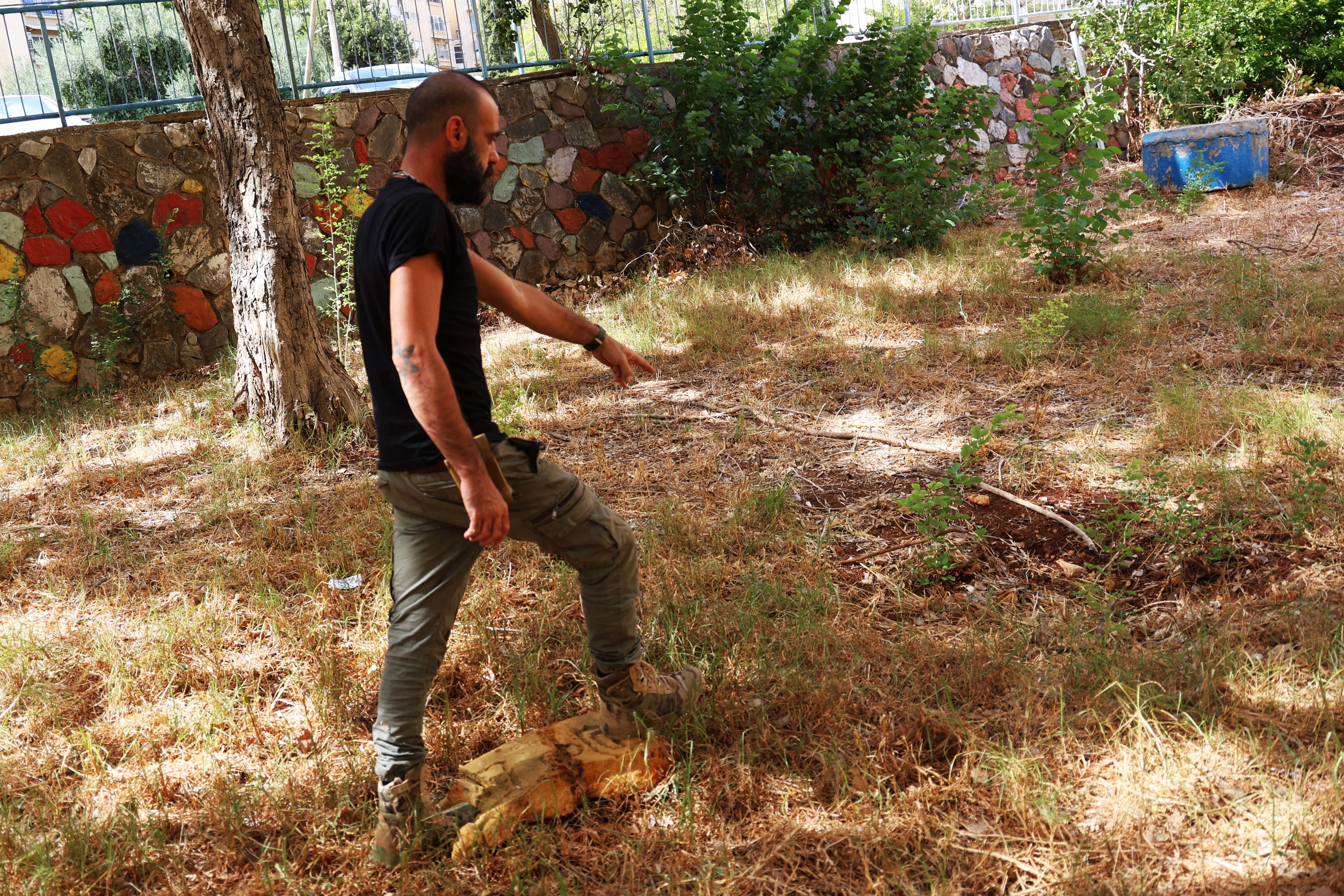 Joseph Shoshana, de 43 años, señala el impacto de un proyectil cerca de su vivienda de la localidad de Kiriat Shmona.