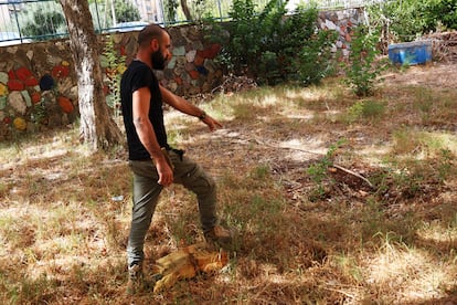 Joseph Shoshana, de 43 años, señala el impacto de un proyectil cerca de su vivienda de la localidad de Kiriat Shmona.