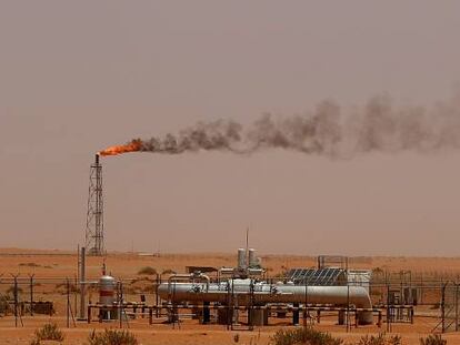 Un pozo de petróleo de Saudi Aramco en el desierto saudí.