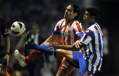 Falcao pelea un balón con Aythami.