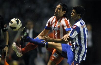 Falcao pelea un bal&oacute;n con Aythami.