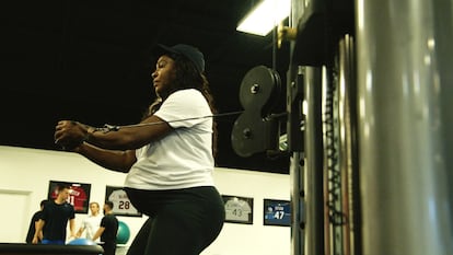 Serena Williams entrenando durante su embarazo en una imagen del documental ‘Being Serena’.
