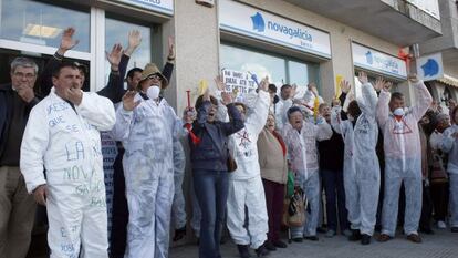 Un grupo de manifestantes protesta ante una sucursal de Novagalicia Banco en A Illa de Arousa.