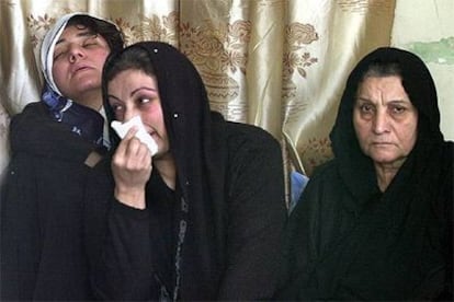Mujeres de luto lloran la muerte del juez Parwiz Muhammad Mahmoud al Merani en la casa del magistrado.