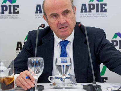 Luis de Guindos, durante las jornadas informativas de la Asociaci&oacute;n de Periodistas de Informaci&oacute;n Econ&oacute;mica (APIE).