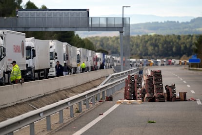 Cortes de tráfico en la AP-7 a la altura de Pontón (Girona), este martes. 