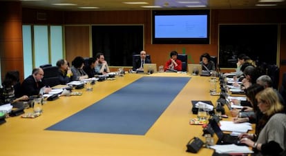 Un momento de la reunión de la comisión, con Elorza al fondo a la derecha.