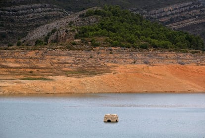 Restos de un pueblo anegado aparecen por la sequía que afecta a un embalse en Valencia.