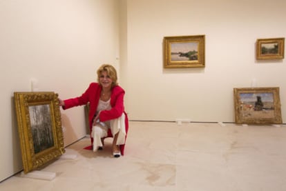Carmen Cervera, junto a una de las obras que ha cedido para el museo que lleva su nombre en Málaga.