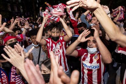 Varios jóvenes en la celebración de la victoria del Atético en la plaza de Neptuno el sábado 22 de mayo de 2021.