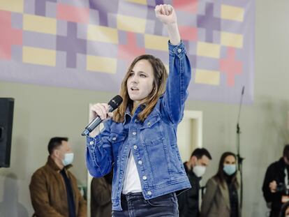 La ministra de Derechos Sociales y Agenda 2030, Ione Belarra, este domingo en un acto feminista en la estación de Chamartín (Madrid).