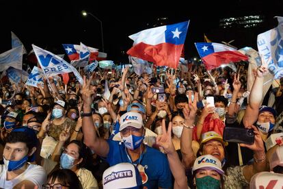 Simpatizantes de José Antonio Kast, entonces candidato presidencial de Chile, durante el cierre de campaña en diciembre de 2021, en Santiago.