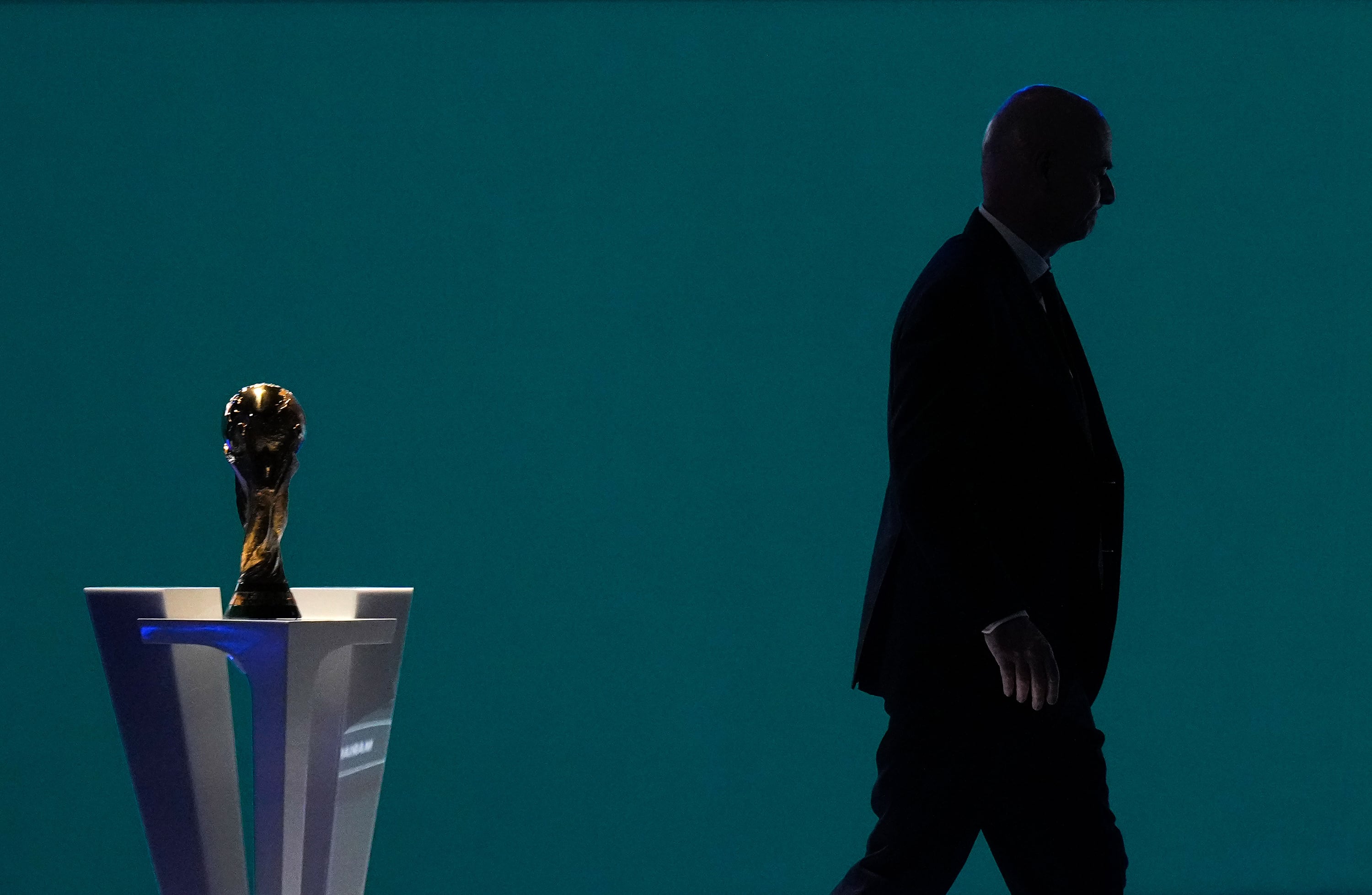 Infantino, el papa del fútbol se tambalea