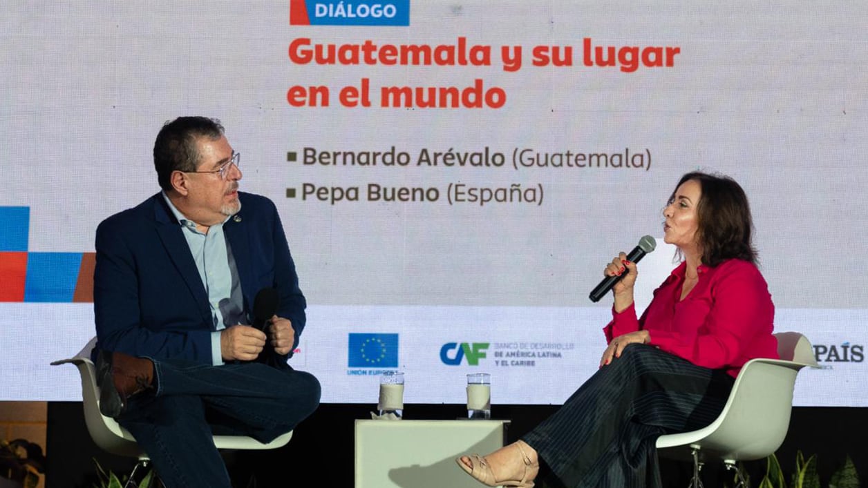Bernardo Arévalo, presidente de Guatemala, y Pepa Bueno, directora de EL PAÍS, en el festival Centroamérica Cuenta, en Guatemala, este sábado.