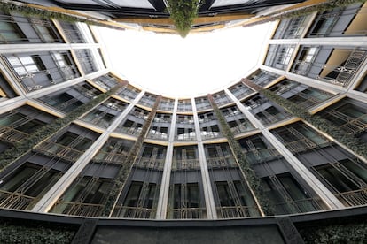 El hotel, con un amplio patio interior con un jardín vertical, cuenta con dos suites de excepción: la Presidencial y la Royal. La primera cuenta con 260 metros cuadrados, un amplio salón con cocina, vestidor y dormitorio. Pero la joya de la corona es la suite Royal, en la que se han mantenido las molduras, las puertas, las manillas y los picaportes originales, el pan de oro de la ornamentación ha sido restaurado ­­­­–en total se han recuperado 17.000 elementos en los que se han invertido 7 millones de euros–, y que consta de un amplio salón, en el mismo lugar que albergara hace años el despacho de Mario Conde cuando presidía Banesto.