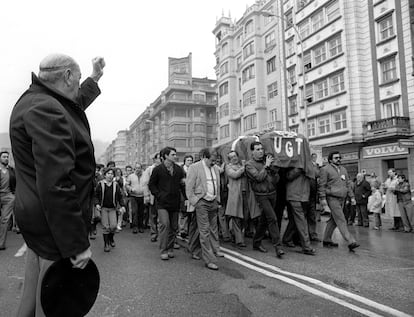 Entierro del senador socialista Enrique Casas, asesinado por ETA. En la foto, el féreteo con los restos mortales es llevado a hombros por sus compañeros socialistas y de UGT, desde la capilla ardiente hasta la Basílica de Santa María del Coro.