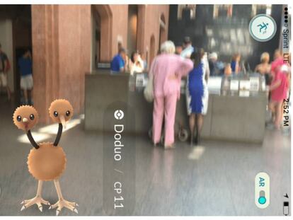 El pokemon Doduo, en la entrada del Museo del Holocausto.