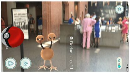 El pokemon Doduo, en la entrada del Museo del Holocausto.