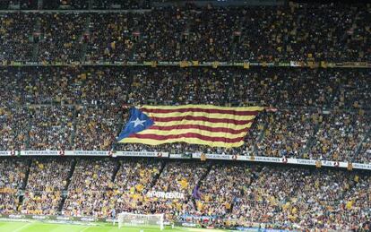 Estelada desplegada al Camp Nou.