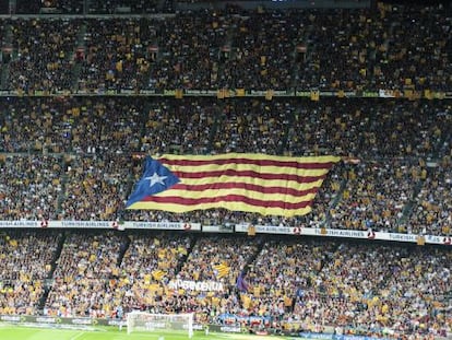 Estelada desplegada al Camp Nou.