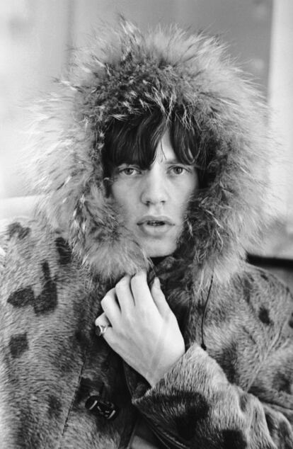 Una de las primeras imágenes de Jagger, con una parka de piel en 1964.