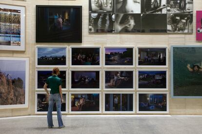 Fotografías de Gregory Crewdson en el Museo de Arte Contemporáneo de Castilla y León (Musac).