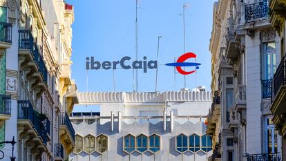 El logo de Ibercaja en un edificio de Valencia.