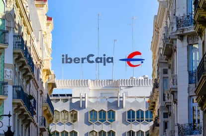 El logo de Ibercaja en un edificio de Valencia.