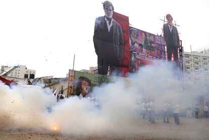 Fans de la superestrella india Rajinikanth celebran la proyección de la película 'Kabali' en los alrededores de un cine en Chennai, India.