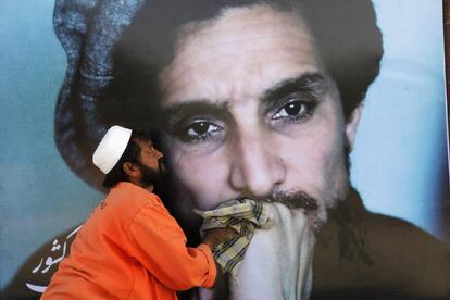 Un obrero limpia el retrato de Ahmad Shah Masud, desplegado en el monumento que le rinde tributo en Kabul, en septiembre de 2010. Masood, jefe de la Alianza del Norte, principal grupo opositor de los talibanes, fue asesinado el 8 de septiembre de 2001, tres días antes de los atentados del 11-S, por dos miembros de Al Qaeda que se hicieron pasar por periodistas para llegar al principal enemigo de la red terrorista en suelo afgano.