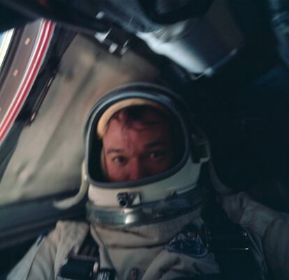 Collins formó parte del trío de astronautas del Apolo 11, la primera misión de alunizaje en julio de 1969. La misión fue retransmitida por televisiones de todo el mundo y se convirtió en uno de los acontecimientos más seguidos del siglo XX. En la imagen, Michael Collins a bordo de la nave espacial durante la misión Gemini 10 en julio de 1966. Fue el octavo vuelo tripulado del programa Gemini, y el decimosexto del programa espacial estadounidense.
