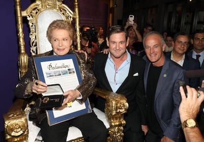 Walter Mercado en una de sus últimas apariciones públicas: en la inauguración de la exposición que se le dedicó en Miami.