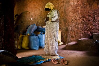 Aisha, una de las trabajadoras, realiza sus rezos después de comer.