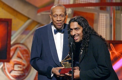 El cubano Bebo Valdés y el español Diego El Cigala fueron premiados en la ceremonia de 2004, una gala para la historia musical de España. La quinta edición de los Grammy Latinos entregó nueve estatuillas a artistas españoles y otros 13 fueron nominados.