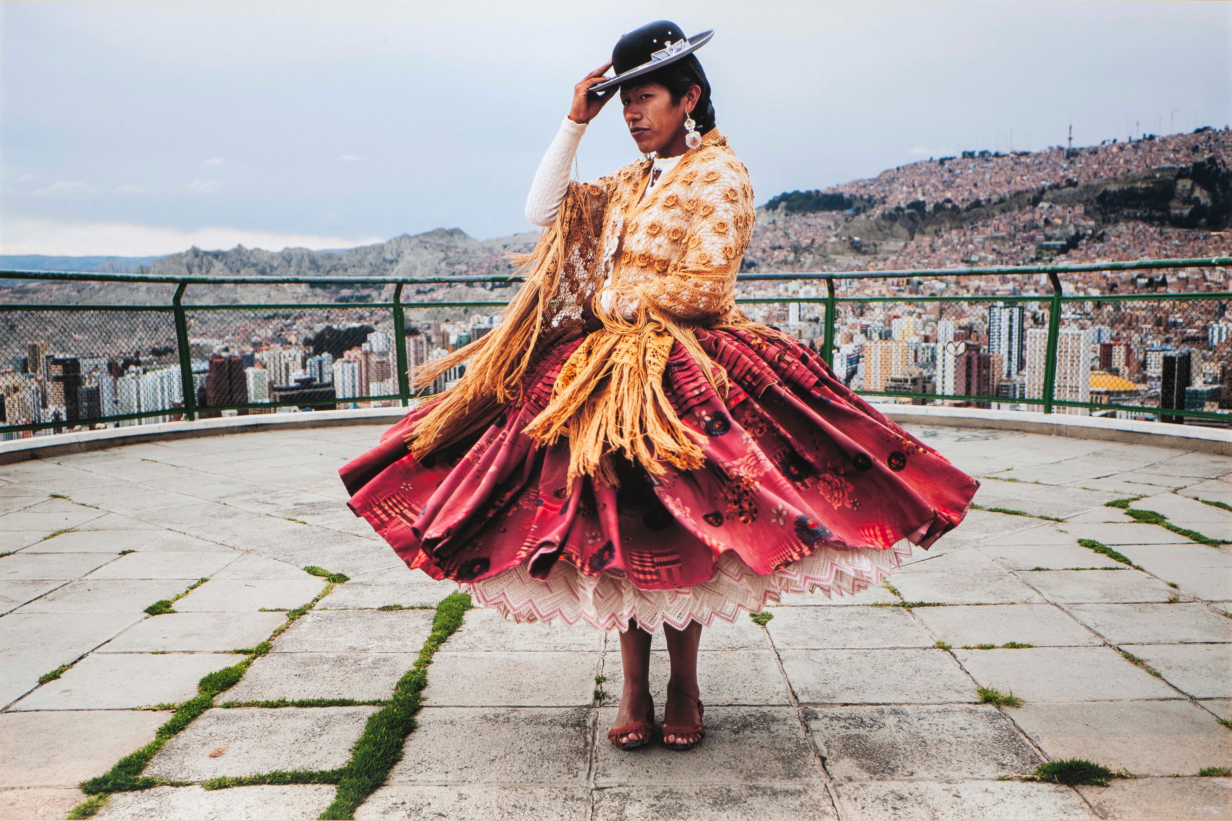 Joanna, una de las mujeres retratadas, con su traje de cholita en La Paz.