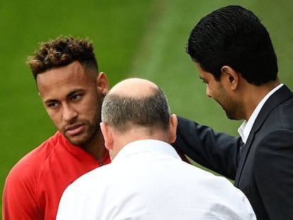 Al-Khelaifi saluda a Neymar antes del entrenamiento del PSG.