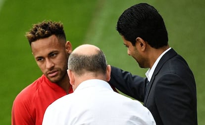 Al-Khelaifi saluda a Neymar antes del entrenamiento del PSG.