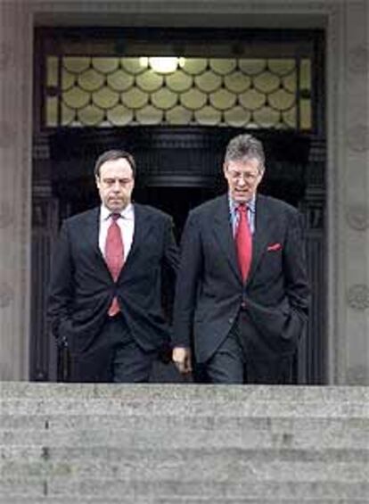 Los ministros Peter Robinson y Nigel Dodds, en Belfast tras anunciar su dimisión.