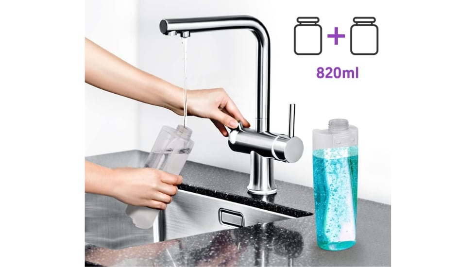 Viene con dos botellas para preparar diferentes soluciones de limpieza.