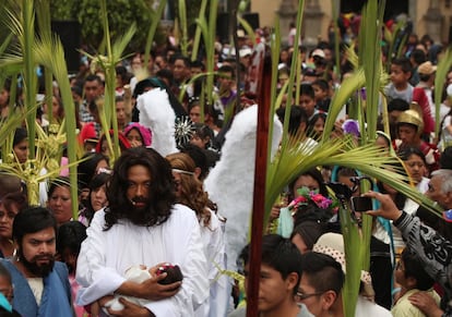 Mexicanos participan en la representación de la bendición de las palmas en el Domingo de Ramos, en Ciudad de México (México).