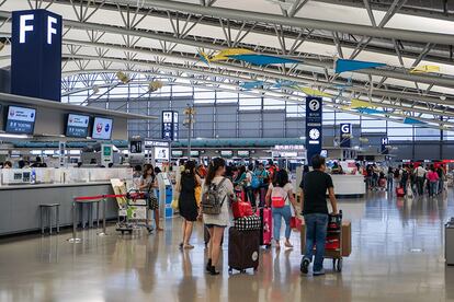 Como el aeropuerto de Nagoya, está construido sobre una isla artificial. Su edificio terminal es uno de los más grandes del mundo (casi dos kilómetros de punta a punta), pero si algo destacan los usuarios es la calidad de su servicio de equipajes. Desde su apertura, en 1994, el aeródromo tiene el récord de no haber perdido nunca ninguna maleta.